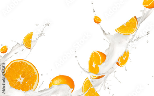 Board z aluminiowym obramowaniem Kawałki pomarańczy objętych w splash mleka, na białym tle