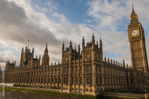 Obraz na płótnie canvas Pałac Westminster (Houses of Parliament) w Londynie