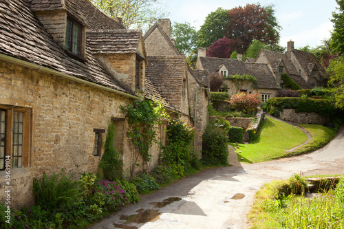 Board z aluminiowym obramowaniem Tradycyjne chałupy cotswold w Anglii. 