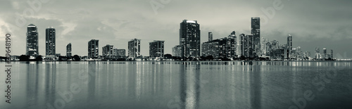 Board z aluminiowym obramowaniem Scena nocna miami