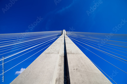 Board z aluminiowym obramowaniem Pylon mostu wiszącego