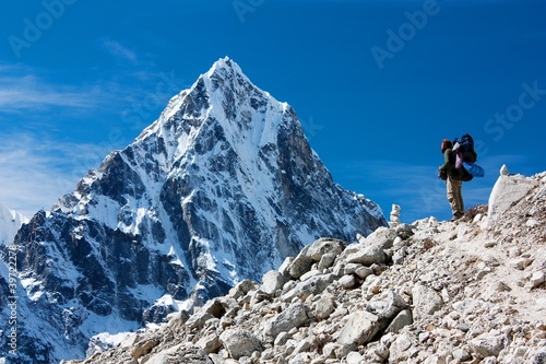 Naklejka samoprzylepna Turysta w górach - droga do obozu bazowego Everest