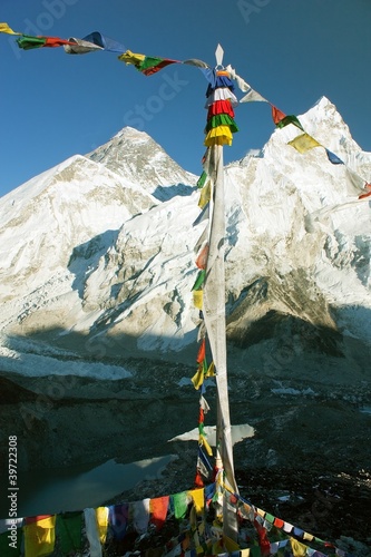 Obraz na płótnie canvas Zobacz Everest z gokyo ri z flagami modlitewnymi