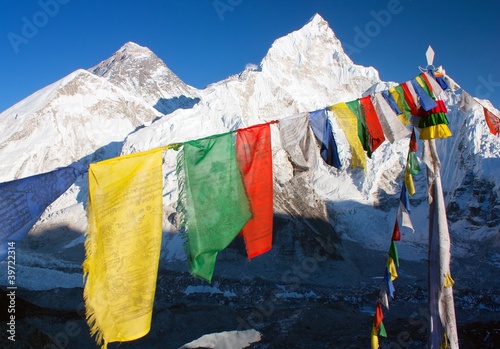 Obraz na płótnie canvas czteroczęściowy "tetraptyk" Zobacz Everest z buddyjskiej flagi modlitewne z kala patthar