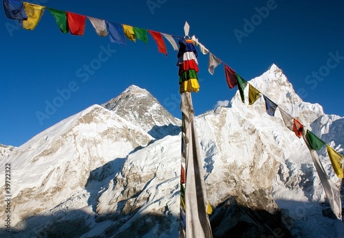 Obraz na płótnie canvas trzyczęściowy "tryptyk" Zobacz Everest z buddyjskiej flagi modlitewne z kala patthar