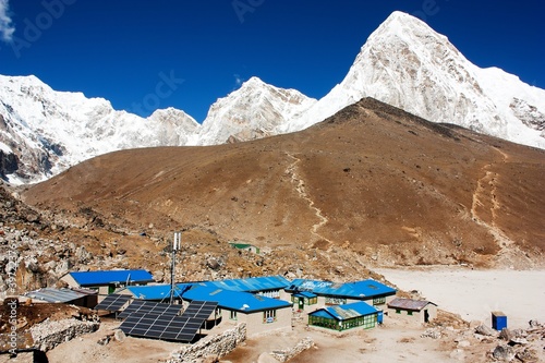 Naklejka samoprzylepna Wieś gorak shep i punkt widzenia kala patthar na everest