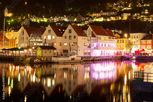 Obraz na płótnie canvas czteroczęściowy "tetraptyk" Nocne dekoracje z Bergen, Norwegia