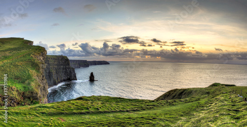 Board z aluminiowym obramowaniem Panoramiczny widok falezy moher przy zmierzchem w Ireland.