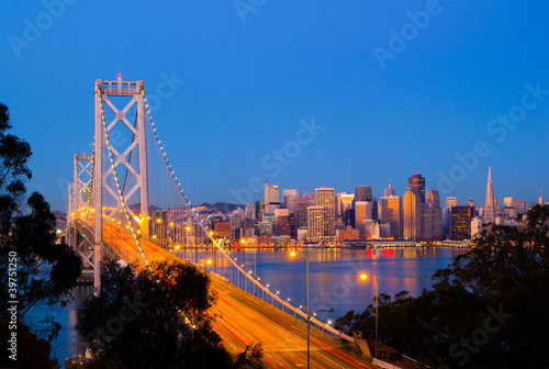 Board z aluminiowym obramowaniem Bay bridge i san francisco downtown