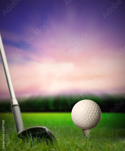 Board z aluminiowym obramowaniem Piłeczka golfowa na koszulce uderzana w klubie