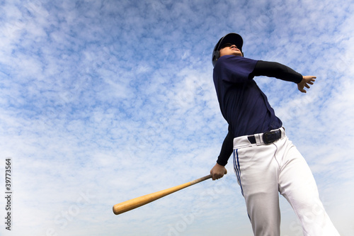 Board z aluminiowym obramowaniem Baseballista biorąc huśtawka w tle chmury