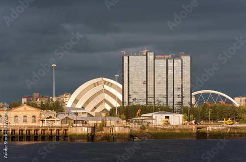 Board z aluminiowym obramowaniem Riverside zabytki o zachodzie słońca w glasgow, szkocja