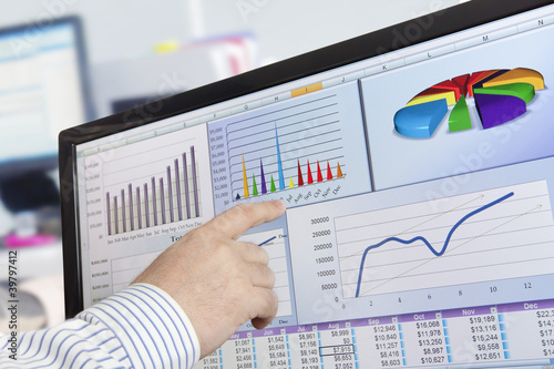 Obraz w ramie Man analyzing financial data and charts on computer screen