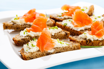 Bread with smoked salmon and cream cheese