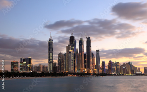 Fotoboard na płycie Panoramę marina Dubaju w nocy. 