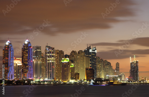 Fotoboard na płycie Panoramę marina Dubaju w nocy. 