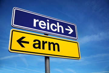 Verkehrsschild reich und arm