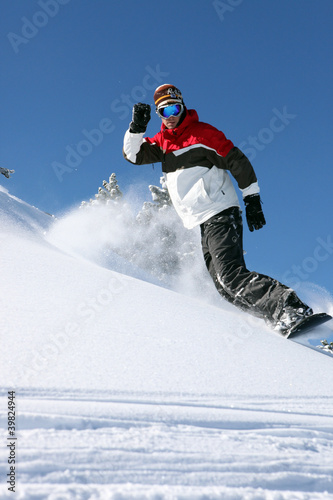Board z aluminiowym obramowaniem Pewny siebie snowboardzista