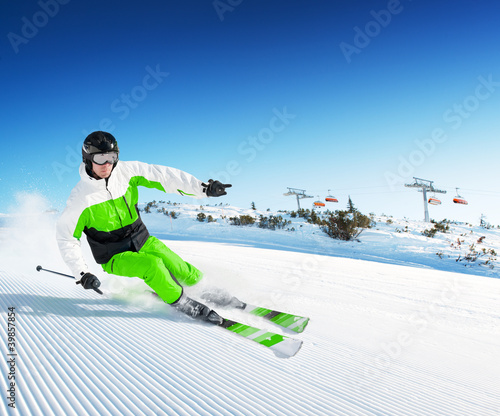Dekoracja na wymiar  narciarz-w-gorach-przygotowana-trasa-i-sloneczny-dzien