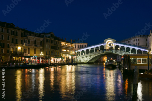 Tapeta ścienna Most Rialto o zmierzchu w Wenecji