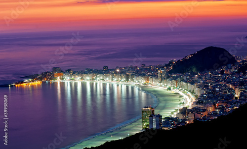 nocny-widok-na-plaze-copacabana-rio-de-janeiro