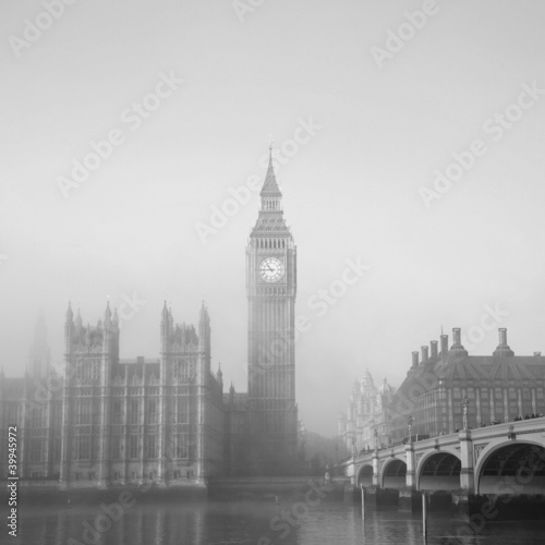 Obraz na płótnie canvas trzyczęściowy "tryptyk" Pałac Westminster we mgle