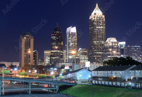 Board z aluminiowym obramowaniem Midtown atlanta skyline w nocy