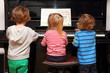 canvas print picture - Kinder spielen Klavier
