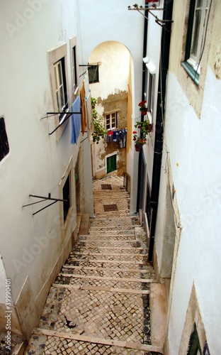 Tapeta ścienna na wymiar Narrow street in Alfama neighborhood, Lisbon city, Portugal