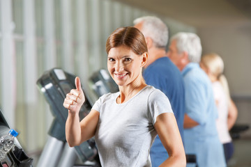 Sticker - Frau hält Daumen hoch im Fitnesscenter