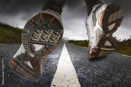 Board z aluminiowym obramowaniem Buty sportowe z bliska