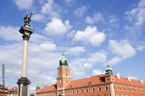 Board z aluminiowym obramowaniem Historyczne wieże pałaców królów w Warszawie