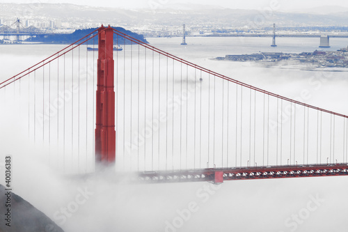 Obraz na płótnie canvas Most Golden Gate we mgle