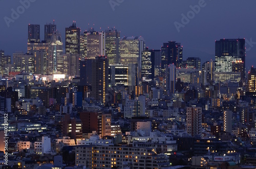 Board z aluminiowym obramowaniem Skyline tokio wieczorem
