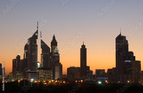 Fotoboard na płycie Wieżowce w Dubaju szejk zayed road w nocy