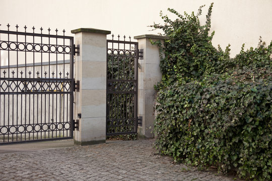 Eingang mit Zaun