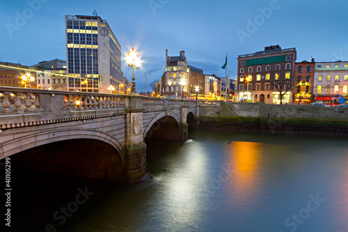 Board z aluminiowym obramowaniem O'connell most uliczny w dublinie w nocy, Irlandia