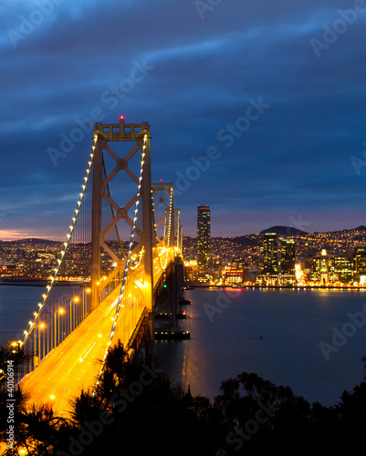 Board z aluminiowym obramowaniem Bay bridge, san francisco w kalifornii