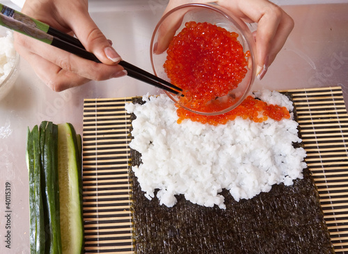 Tapeta ścienna Gotować robienie rolek sushi z kawiorem