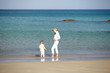 © epiximages - junge schwangere mutter mit ihrer tochter am strand