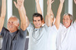 © Robert Kneschke - Senioren machen Aerobic im Fitnesscenter