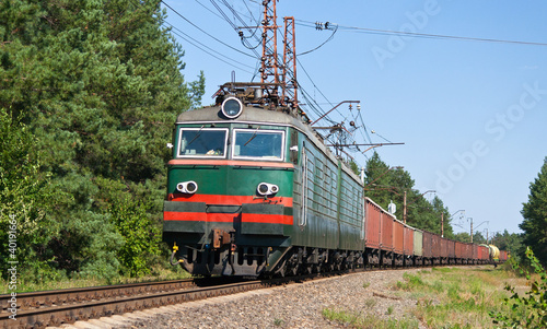 Naklejka samoprzylepna Pociąg towarowy ciągnięty przez lokomotywę elektryczną