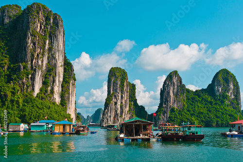 Naklejka na meble Floating fishing village in Halong Bay