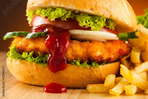 Board z aluminiowym obramowaniem Duży hamburger, frytki i warzywa