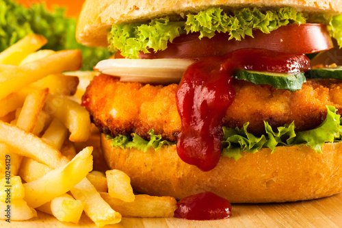Board z aluminiowym obramowaniem Duży hamburger, frytki i warzywa