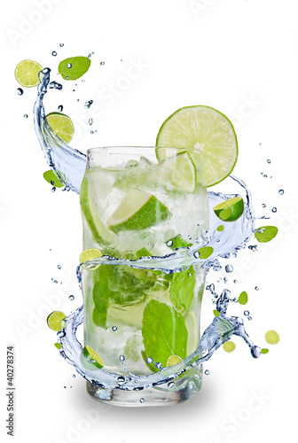 Fotoboard na płycie Świeży napój mojito ze spirali rozpryskowej wokół szkła.