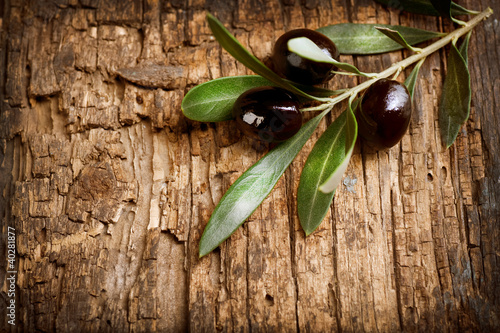 Nowoczesny obraz na płótnie Olives over Old Wood Background