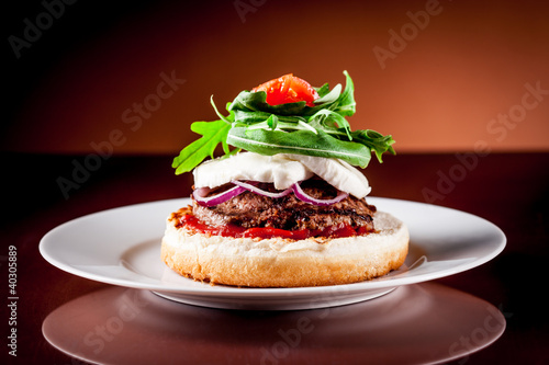 Board z aluminiowym obramowaniem Włoski burger z rukolą i mozzarellą