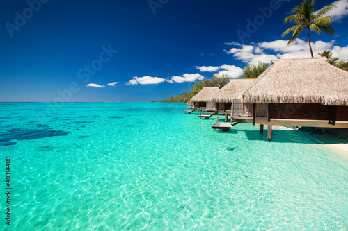 Plakat na zamówienie Villas on the tropical beach with steps into water