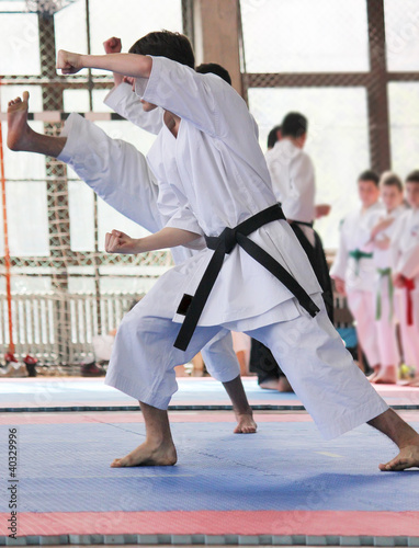 Naklejka samoprzylepna Człowiek na treningu karate